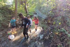 Spielen am Bach